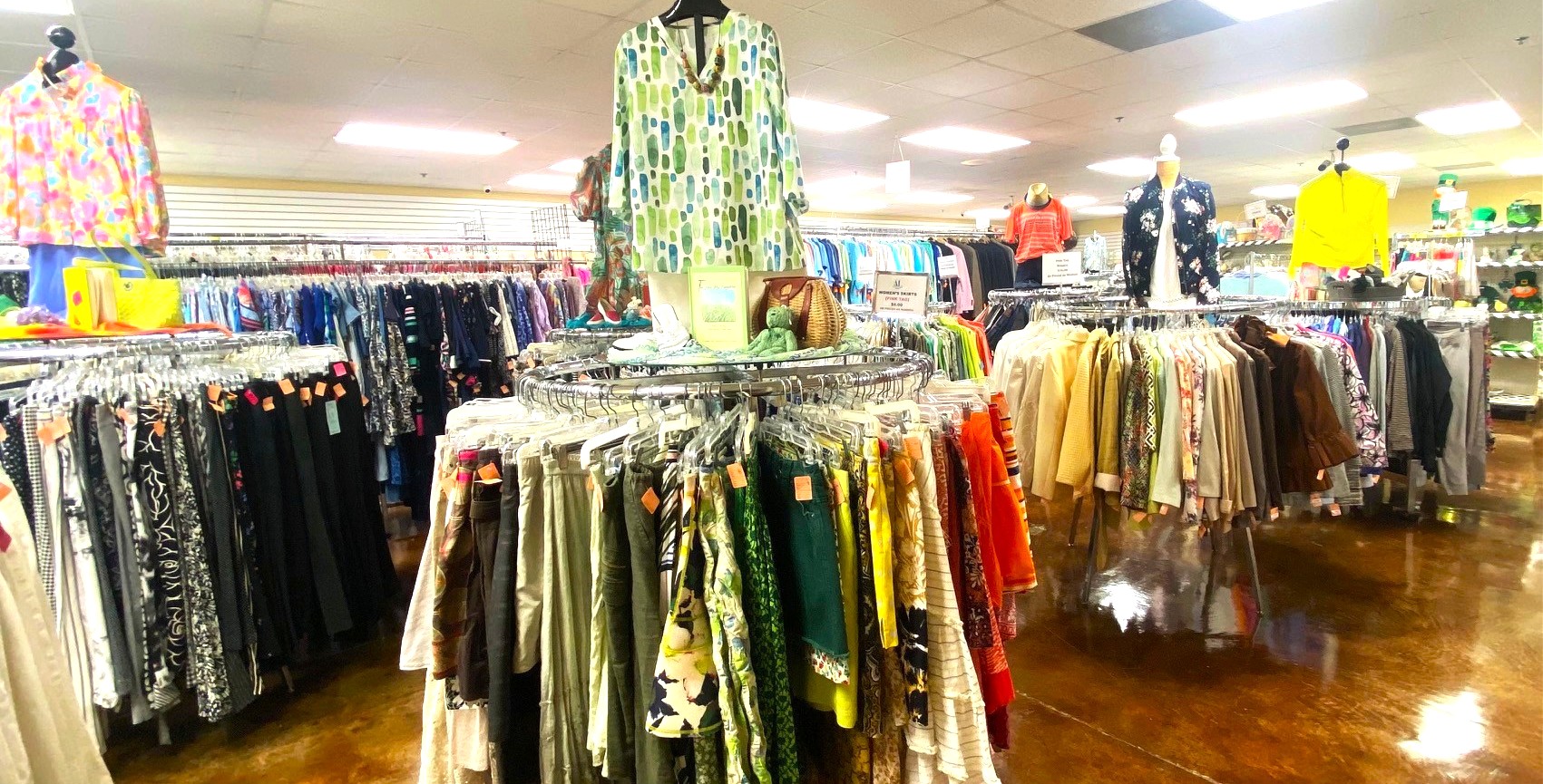 WOMEN'S CLOTHING